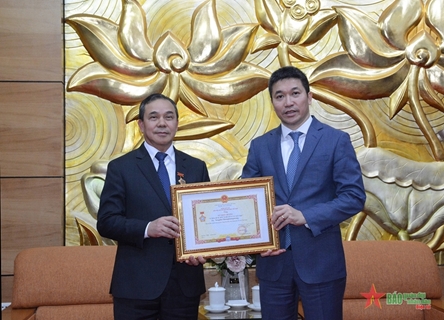 VUFO presents insignia to Lao ambassador to Vietnam